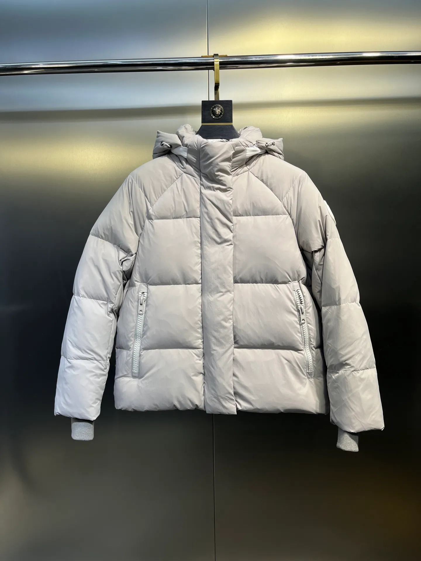 P740 Big Goose Capsule White Label Down Canada Goos* Canada Goose's new limited white label bread jacket, the same style for men and women, filled with 625 fill power white goose down, and the fabric has a satin feel. Suitable for wearing in spring and autumn in various cities, this model has a stand-up collar design, classic and versatile, and has good thermal insulation effect! Fabric + Features: ✅Fabric: 85% polyester, 15% cotton, windproof and waterproof ✅Lining: 100% polyester, windproof and waterproof ✅Filling: 80% pure white duck down, 20% pure white feathers ✅Fillness: 625 ✅Care instructions: Dry cleaning ✅Zipper: Genuine YKK two-way entrance zipper ✅TEI Temperature Feeling Index 1: Lightweight minus 5 degrees to 5 degrees Technology: ✅The fabric is made of CORDURA polyamide fabric, which is a new functional fabric and a leading technological product. The durability is 2 times higher than ordinary nylon fabric. Wear resistance, strong tear resistance, good hand feel and good color. ✅The liner is filled with imported 625 fill power 90 white duck down, the liner is reinforced with anti-runaway velvet liner, and the fly on the front center fly is designed with snap buttons to prevent ventilation and rain. Whether it is hiking, urban walking or polar exploration, this model can help you find the Cana that suits your body, activities and lifestyle. Color: pink, blue, black, white Size: xs-l